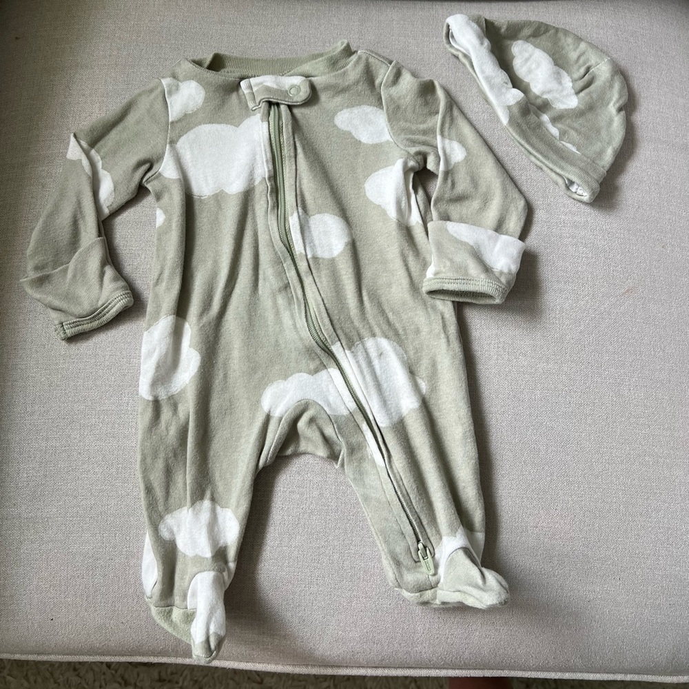 Carters Newborn 2 way zip Sleepers - Lot of 4!!!